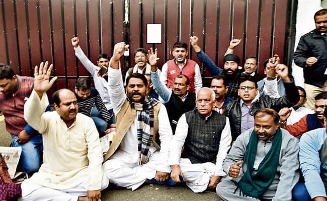 पटना : तेजस्वी का बंगला खाली कराने गयी टीम, चला हाई वोल्टेज ड्रामा, इधर तेजस्वी ने साधा निशाना कहा, सीएम के नाम पर दो आवास