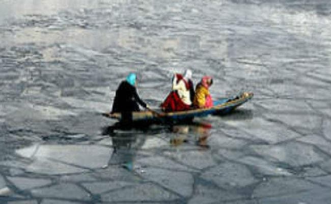 जम रही डल झील पर क्रिकेट खेलने का इंतजार है बच्चों को
