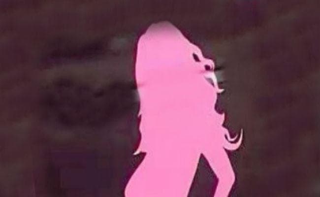 पाक मूल के ब्रिटिश काउंसलर ने बैठक के दौरान महिला की टॉपलेस फोटो भेजी, निलंबित