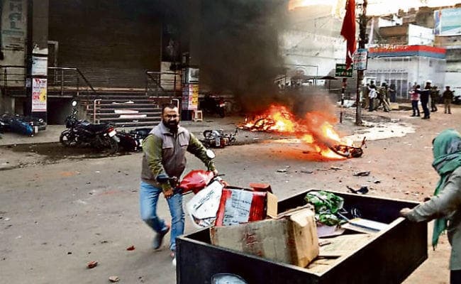 हजारीबाग में शौर्य दिवस पर निकाले गये जुलूस, जम कर हुआ हंगामा, पथराव, 4 बाइक फूंकी, पुलिसकर्मी समेत कई घायल