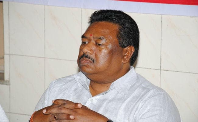 रांची : मंत्री नीलकंठ मुंडा से मिले हड़ताली राजस्व कर्मचारी