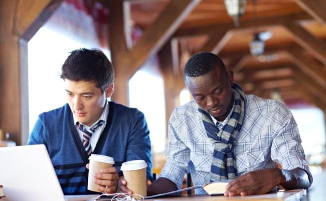 ब्रिटेन में भी शिक्षकों के साथ होता है भेदभाव, श्वेत सहकर्मियों से कम कमाते हैं जातीय अल्पसंख्यक शिक्षक