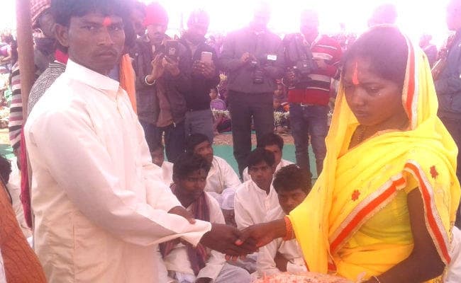 लोहरदगा : सामूहिक विवाह कार्यक्रम में 31 असुर जनजाति के जोड़े बंधे शादी के बंधन में