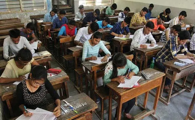पटना : प्रथम इंटर स्तरीय संयुक्त परीक्षा पर रहेगी कड़ी निगरानी, जूता-मोजा पर भी रोक, दो घंटे पहले पहुंचें सेंटर पर