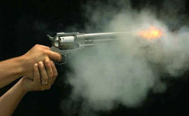 मालदा : स्वर्ण व्यवसायी के घर बदमाशों ने की लूटपाट, हवा में गोली चलाकर लुटेरों ने फैलायी दहशत