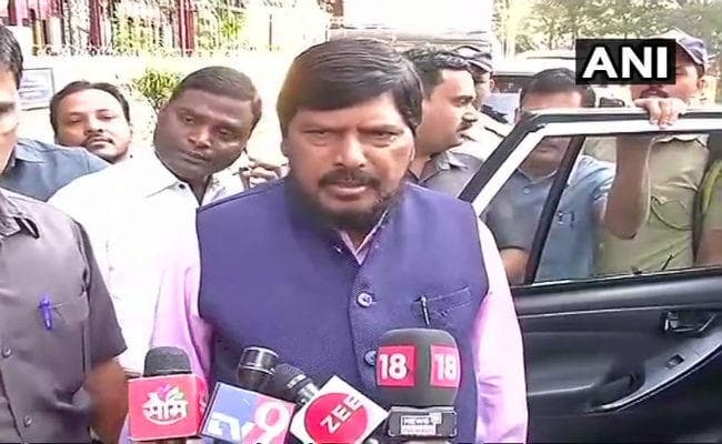 VIDEO: शख्स ने जड़ा जोरदार थप्पड़, बोले रामदास आठवले- मैं एक लोकप्रिय नेता...