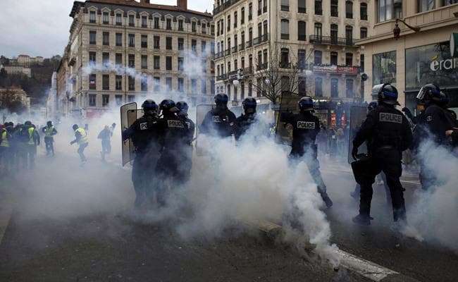 फ्रांस में येलो वेस्ट प्रदर्शन हुआ हिंसक, पुलिस से झड़प; 1700 से अधिक लोग गिरफ्तार
