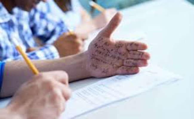 मुजफ्फरपुर : दूसरे की जगह परीक्षा देते मधुबनी का मुन्ना भाई धराया