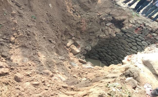 Bokaro : रात के अंधेरे में कुआं में गिरे गजराज को सुरक्षित निकाला गया