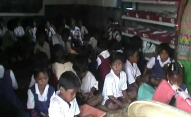 जमशेदपुर : अंधेरे में जिले के 657 स्कूल, कम रोशनी में पढ़ते हैं विद्यार्थी