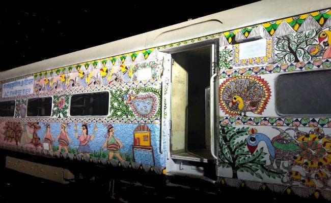 मिथिला पेंटिंग से सुसज्जित हुई महानंदा एक्सप्रेस, मधुबनी पेंटिंग्स से बंगाल के लोगों को रूबरू करा रही उत्तर फ्रंटियर रेलवे