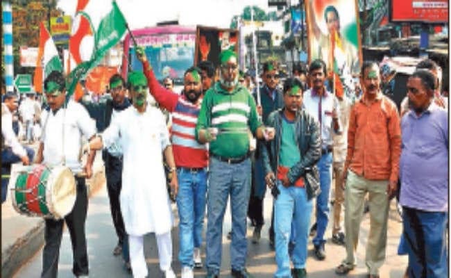 आसनसोल : तीन राज्यों में मिली जीत से कांग्रेस में जश्न, विजय जुलूस के साथ जमकर की आतिशबाजी, उड़ाये रंग-गुलाल