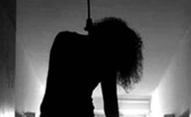 दुंदीबाद में महिला की हत्या कर शव फंदे से लटकाया, बेटे की हत्या के मामले में मंगलवार को होनी थी कोर्ट में गवाही