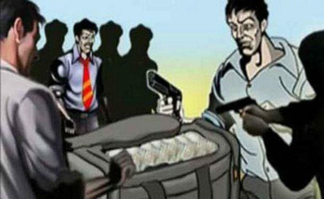 रामगढ़ : बेटे की शादी के लिए बैंक से पांच लाख रुपये निकाला, दो अपराधियों ने लूटा