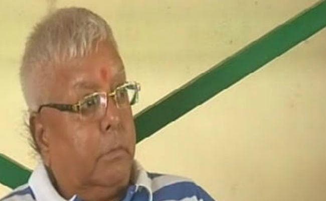 रांची : टीवी पर चुनाव परिणाम देखने में दिनभर व्यस्त रहे लालू प्रसाद