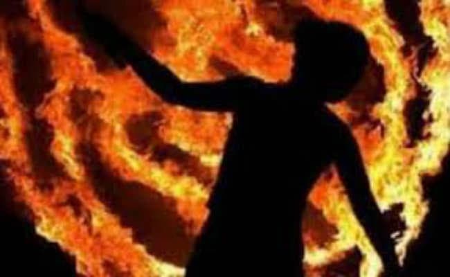 गिरिडीह : मोटापा के कारण नहीं हो रही थी शादी, परेशान थी पुत्री, पिता से हुआ विवाद, केरोसिन तेल उड़ेल कर शरीर पर लगायी आग