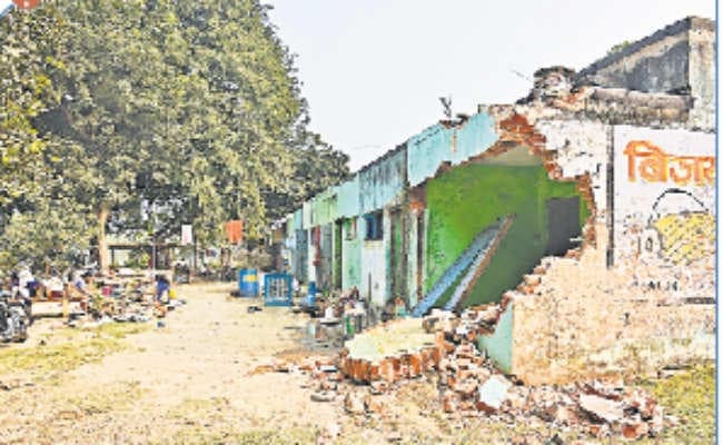 जमशेदपुर : क्वार्टरों को खाली कराने पहुंचे प्रशासन का किया विरोध, 20 तक टला अभियान