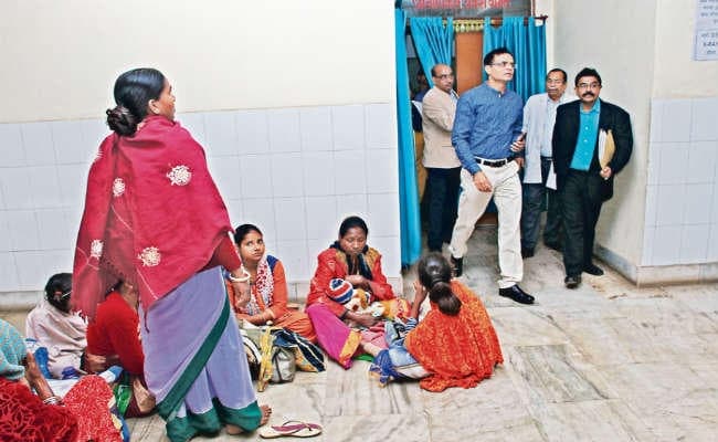 जमशेदपुर : एमजीएम में परीक्षा का हवाला दे तड़प रहे मरीज का नहीं किया प्लास्टर, सदर में बंध्याकरण के लिए पहुंचीं महिलाओं को फर्श पर बैठाया