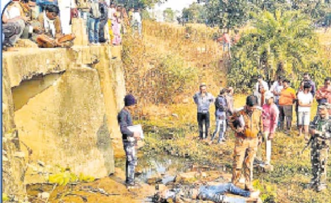 देवघर : निकला था आमंत्रण देने, हत्यारों ने मारकर लाश पुलिया के पास फेंका, मोबाइल व बाइक गायब