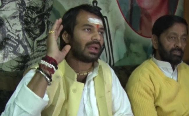 RJD कार्यालय पहुंचे तेज प्रताप, कहा- कृष्ण के बिना अर्जुन की लड़ाई अधूरी है, उठा लिया है सुदर्शन चक्र