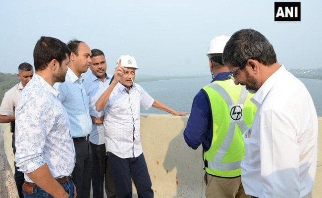 जिंदगी की जंग लड़ रहे पर्रिकर काफी समय बाद नजर आये, दो पुलों का किया निरीक्षण