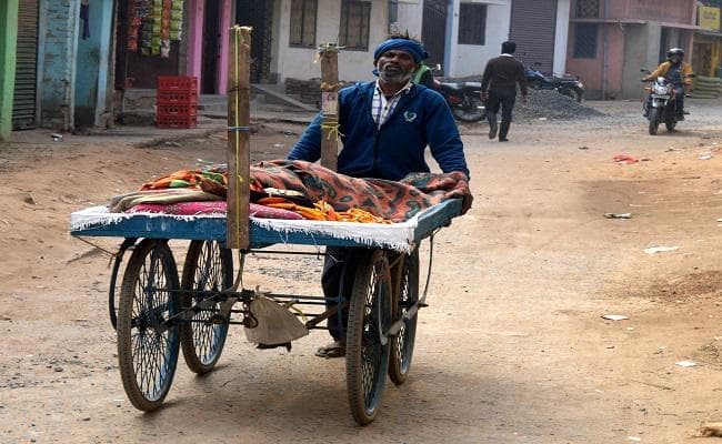 बीमार बूढ़ी मां को 5.5 किलोमीटर दूर ठेले पर लादकर बेटा पहुंचा अस्पताल