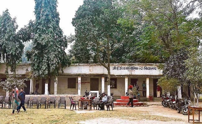 बिहार के इस स्कूल में जाति और धर्म के आधार पर बांटकर बच्चों की हो रही पढ़ाई