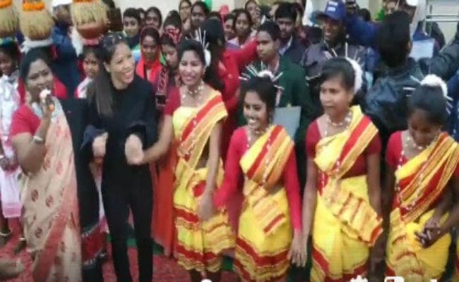 झारखंडी तान पर थिरकीं ओलिंपिक मेडलिस्ट मैरीकॉम, देखें वीडियो झारखंडी तान पर थिरकीं ओलिंपिक मेडलिस्ट मैरीकॉम, देखें वीडियो
