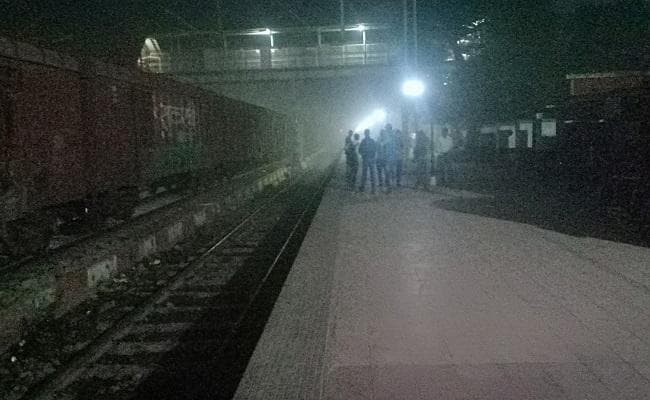 कोहरे के कहर से थमी ट्रेनों की रफ्तार, ये ट्रेनें हुई रद्द