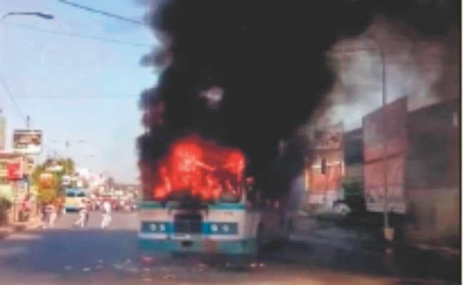 कोलकाता : एयरपोर्ट के पास चलती बस में लगी आग, जली