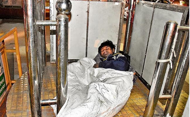 ठंड से ठिठुर रहे गरीब और हुजूर अभी कंबल खरीदने का टेंडर ही निकाल रहे