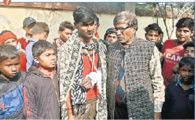 भागलपुर : चोरी का आरोप लगा जूनियर छात्रों को लाठी-डंडे से पीटा