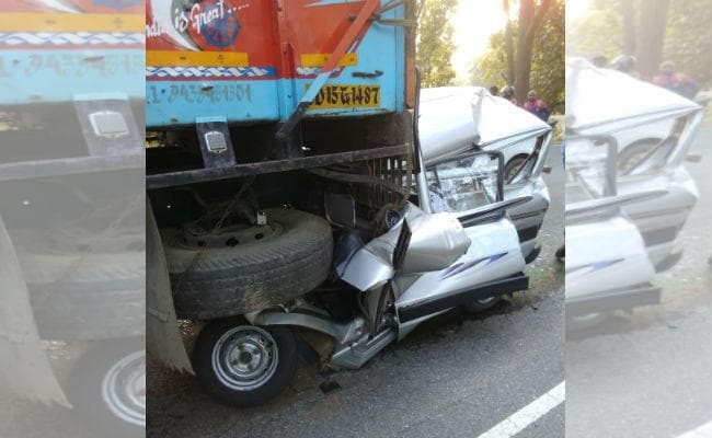 खड़े ट्रक को वैन ने पीछे से मारी टक्कर, दो लोगों की दर्दनाक मौत