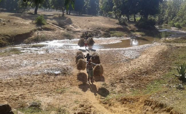 गुमला : ग्रामीणों का फैसला, पुल नहीं बना तो वोट का करेंगे बहिष्कार