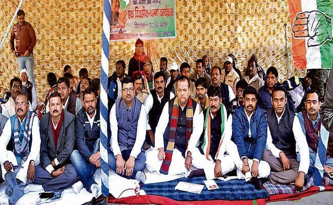 रांची : पारा शिक्षकों की मांगों के समर्थन में कांग्रेस का धरना