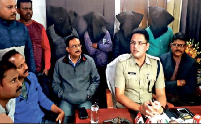 सिलीगुड़ी : पेट्रोल पंप डकैती, फर्जी एंबुलेंस, दो बाइक, आग्नेयास्त्र, मोबाइल समेत चार आरोपी गिरफ्तार