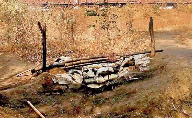 गिरिडीह : रेलवे ट्रैक के किनारे फिर अवैध खनन