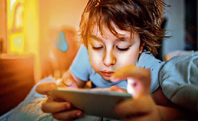 अपने बच्चों को बचाइए, इस तरह से रखें ध्यान, स्मार्टफोन की लत उन्हें बना रही बीमार