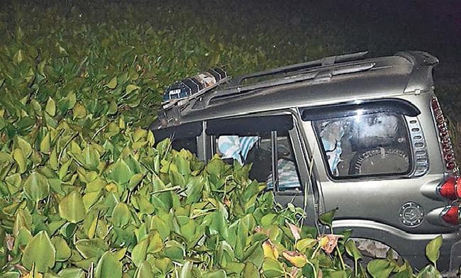 बाइक को ठोक कर पुल से गिरी उत्पाद अधीक्षक की गाड़ी, भाग रहे पुलिसकर्मियों को पकड़ा