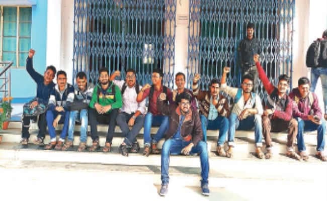 आसनसोल : काजी नजरूल यूनिवर्सिटी के परीक्षा विभाग के खिलाफ छात्रों का आक्रोश, मार्क्सशीट के लिए घंटों प्रदर्शन, धरना