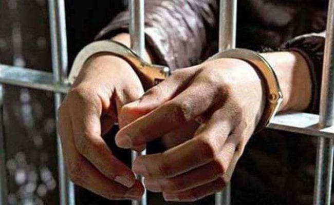 धनबाद : छेड़खानी और स्कूली छात्रों से पैसा छीनते दो मनचले गिरफ्तार