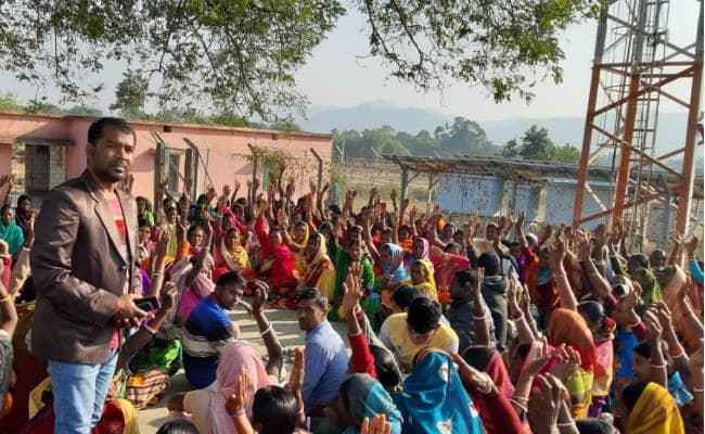 कसमार : आजसू नेता संतोष ने कहा, विकास से बहुत दूर हैं जरीडीह के गांव