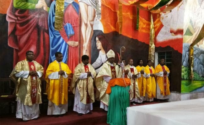 गुमला के 38 चर्चो में मनाया गया क्रिसमस, बिशप ने कहा- जिंदगी मिली है, तो समाज के लिए अच्छे कार्य करें