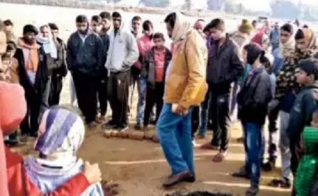 बीच नदी में आधी रात को महिला ने बच्ची जन्मी, पुलिस परेशान