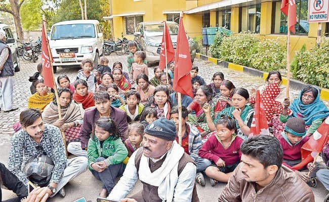 जमशेदपुर : दबंगों ने जलाये घर, ठंड में तिरपाल के नीचे बच्चों के साथ रह रहे हैं 12 परिवार, दाने-दाने को माेहताज हैं बस्ती में रहने वाले लोग