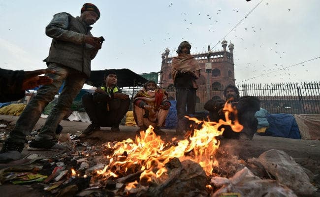 उत्तर भारत में ठंड का कहर जारी, 4 साल में सबसे ठंडी दिल्ली की रात, कई ट्रेन कैंसल