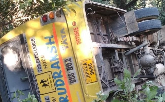 हिमाचल प्रदेश में स्कूल बस पलटने से 11 छात्र घायल