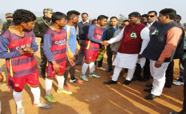 फुटबॉल टूर्नामेंट : पुरुष वर्ग में बंगाल टाइगर व महिला वर्ग में बिजार बना चैंपियन, अर्जुन मुंडा ने किया सम्मानित