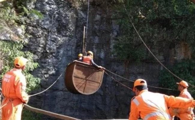 खदान में फंसे श्रमिकों के बचाव के लिए नौसेना ने गोताखोरों को भेजा मेघालय