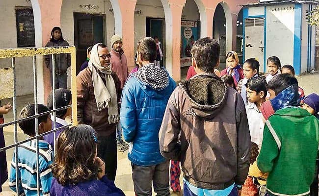 मिड-डे मील के चावल के बोरे में मिला मरा चूहा, छात्रों ने खाने से किया इन्कार